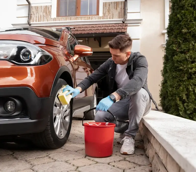 Lavage auto à domicile Montégut-Arros : professionnel intervenant sur un véhicule